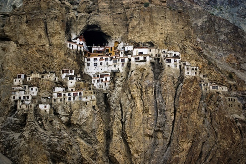 Tu viện Phugtal Gompa - Ấn Độ: Tu viện này nằm ẩn mình trong một khoảng rộng của hẻm núi khổng lồ cao tới 3.800 m thuộc dãy núi Himalayas. Phugtal Gompa được xây dựng hoàn toàn bằng gạch, bùn, đá và gỗ từ thế kỷ 12 bởi Lama Gangsem Sherap Sampo.